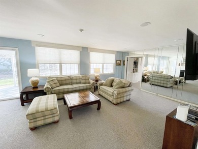 Large 4 Bedroom Home on an oversized corner lot in the - photo 4