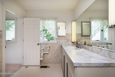 Perfectly positioned at the end of a quiet cul-de-sac, this - photo 37