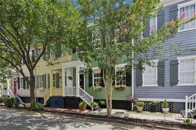 There are addresses in Savannah that stop people mid-step, and - photo 3