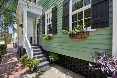 There are addresses in Savannah that stop people mid-step, and - photo 5