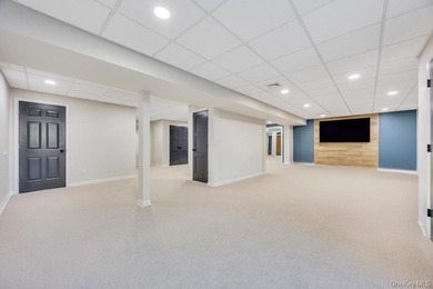 Welcome to 25 Maidstone Lane in Wading River-an exceptional - photo 37