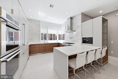 Welcome to this beautifully maintained, 10-year-young townhouse - photo 11