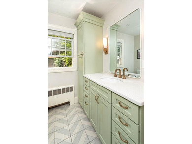 Beautifully updated 1947 Cape Cod set on a quiet cul-de-sac in - photo 18