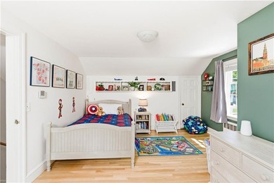 Beautifully updated 1947 Cape Cod set on a quiet cul-de-sac in - photo 27
