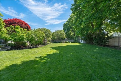 Beautifully updated 1947 Cape Cod set on a quiet cul-de-sac in - photo 48