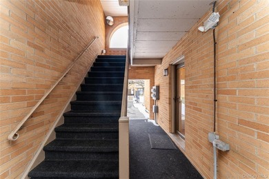This Beautiful 1 bedroom and 1 bath in a prime location and on - photo 2