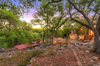 Spanning 3.14 fully fenced acres of premier live-water frontage - photo 3