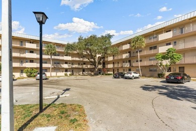 Bright 3/2 corner condo offering golf course living in Inverrary - photo 2