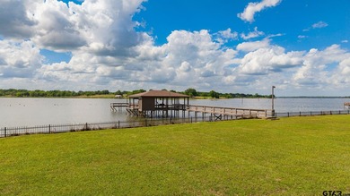 There are homes that impress, and then there are homes that - photo 12