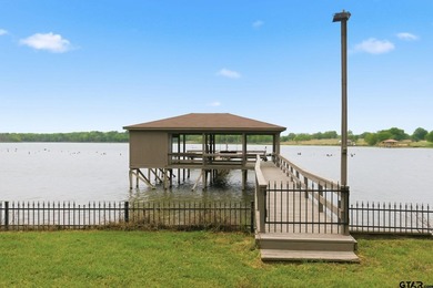 There are homes that impress, and then there are homes that - photo 14
