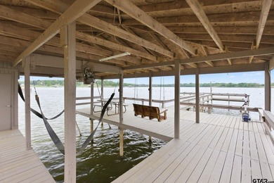 There are homes that impress, and then there are homes that - photo 15