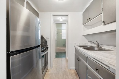 Welcome to this charming 1BR/1BA 55+ co-op in desirable Lake - photo 8