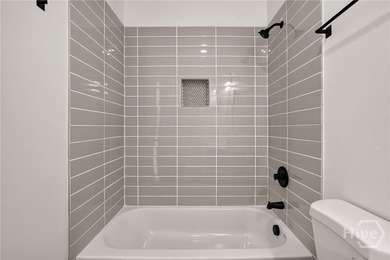 Two primary suites, each with a full en-suite bath and walk-in - photo 9