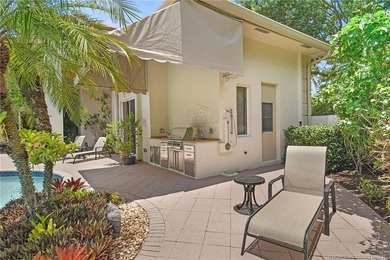 Courtyard estate home located on corner lot overlooking 10th - photo 11