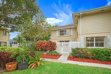 (private lake, pond, coastal) Townhome/Townhouse Active Under Contract in Boynton Beach Florida