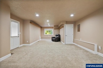 Open House Jan 25, 1 to 3.Welcome home to Creekside!  Great home