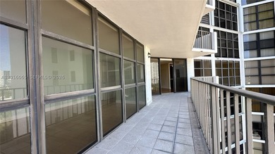 Rare, oversized split-plan residence on the 14th floor at the - photo 20