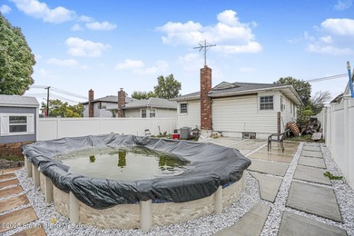 Beautiful raised ranch on large 40 x 107 lot. Level 1: Living - photo 27