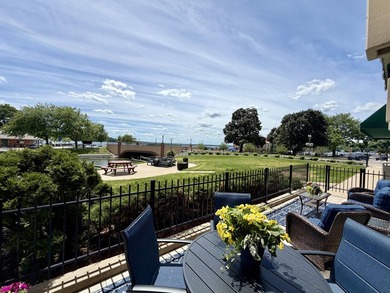Experience unmatched downtown Lake Geneva living in this - photo 2