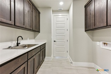 Auburn Plan with upgraded kitchen, quartz countertops, dry bar - photo 36
