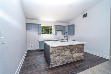 PRIVACY, CONVENIENCE AND CLASS - ALL IN ONE SPOT! Welcome to - photo 13