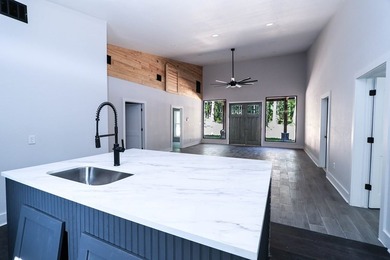 PRIVACY, CONVENIENCE AND CLASS - ALL IN ONE SPOT! Welcome to - photo 14