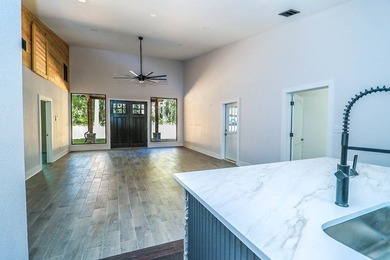 PRIVACY, CONVENIENCE AND CLASS - ALL IN ONE SPOT! Welcome to - photo 15