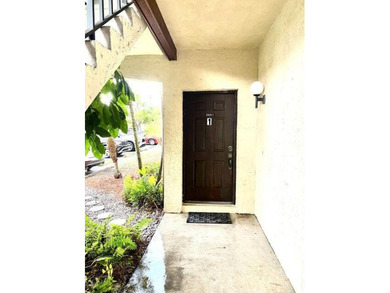 Beautiful 3/2. Tiled floors throughout, central air, first floor - photo 2