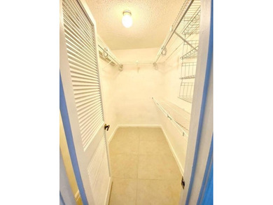 Beautiful 3/2. Tiled floors throughout, central air, first floor - photo 8