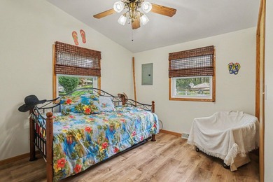 Welcome to this charming, turn key move-in-ready channel front - photo 11
