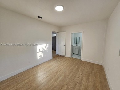 This beautiful house offers 3 bedrooms, 2 bathrooms ensuring - photo 11