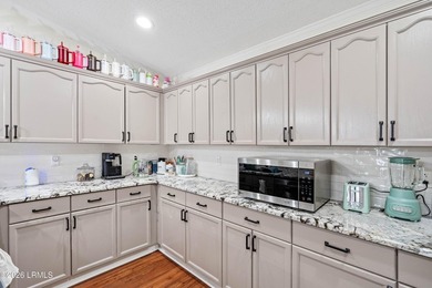Welcome to 21 Caswell in the highly sought-after Picket Fences - photo 19