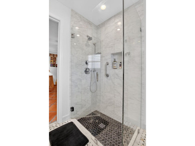 Renovated 2 bedroom, 2.5 bathroom garden paradise on a desirable - photo 19