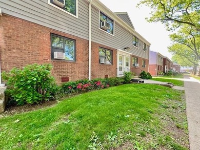 (private lake, pond, coastal) Home Sale Pending in Bayside New York