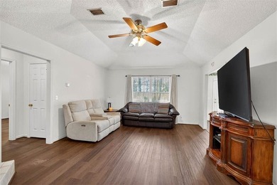 Welcome to this charming single-family home offering comfort - photo 9