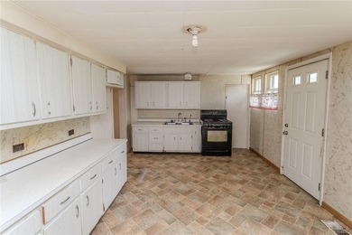 Opportunity awaits! This 2 bedroom 1 bath home is ready for your - photo 9