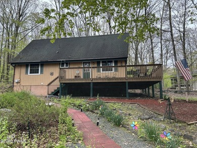Hemlock Farms Chalet: One-level living on over 3/4 of an acre - photo 1