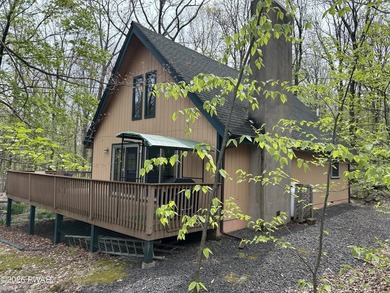 Hemlock Farms Chalet: One-level living on over 3/4 of an acre - photo 2