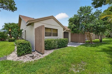 Beautifully updated villa in the centrally located community of - photo 33