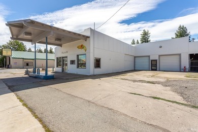 Prime freestanding Mixed-use building with corner lot exposure! - photo 1