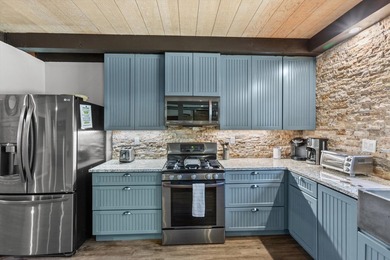 Beautifully renovated and thoughtfully designed, this Kings - photo 6