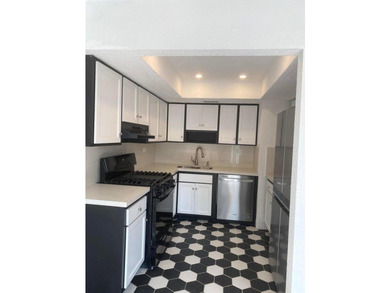 Well maintained, partially renovated townhouse located in the - photo 3