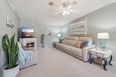 Welcome to easy Florida lake view living in this beautifully - photo 8