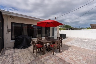 Rare mid-century A-frame pool home in central Sarasota with no - photo 36