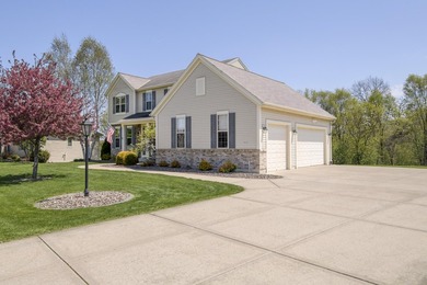 Move in ready 4BR, 3.5BA Contemporary Colonial on beautiful lot - photo 2