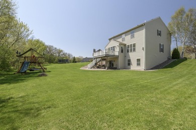 Move in ready 4BR, 3.5BA Contemporary Colonial on beautiful lot - photo 3