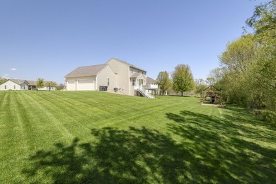 Move in ready 4BR, 3.5BA Contemporary Colonial on beautiful lot - photo 4