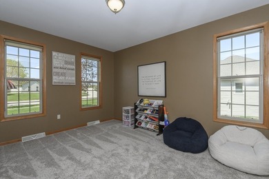 Move in ready 4BR, 3.5BA Contemporary Colonial on beautiful lot - photo 9