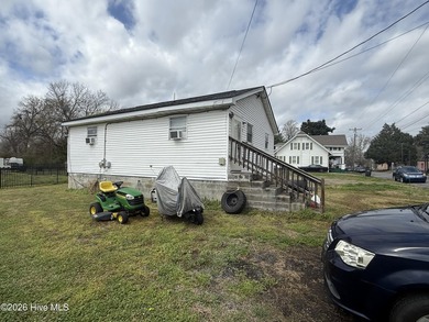 Charming 2-bedroom, 1-bath cottage just a few blocks from - photo 5