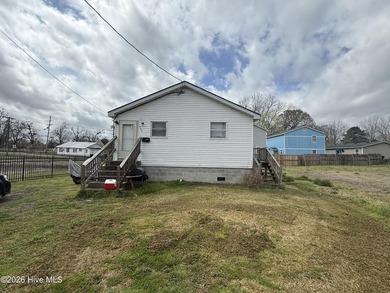 Charming 2-bedroom, 1-bath cottage just a few blocks from - photo 6
